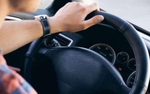 汽车厂家金融和银行有什么区别（大众汽车金融贷款）