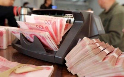 一次性给你500万和每个月给1万块，哪个更划算