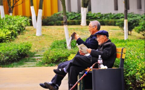 65岁有存款100万，是买套房子还是住养老院