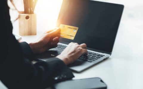 网贷信用卡逾期先还哪个，答案在这里