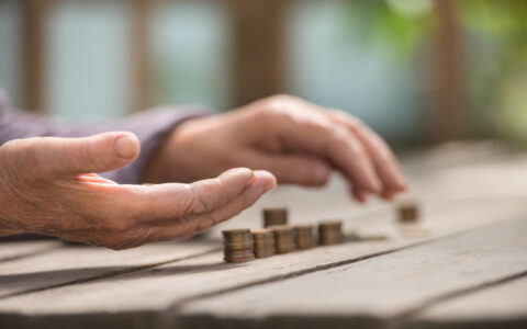 有10万放余额宝还是微信零钱通？