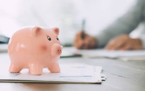 我们把钱存在银行赚利息，那银行怎么赚钱