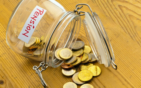 2022年养老金上调4%，退休金多少才能涨100以上