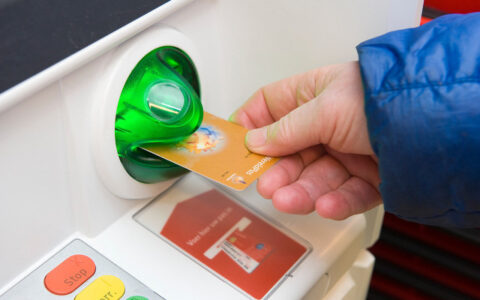 怎么查询到自己名下的银行卡，信用卡逾期对银行卡的影响