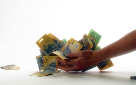 贷款逾期一年会不会坐牢，欠多少钱会被判刑